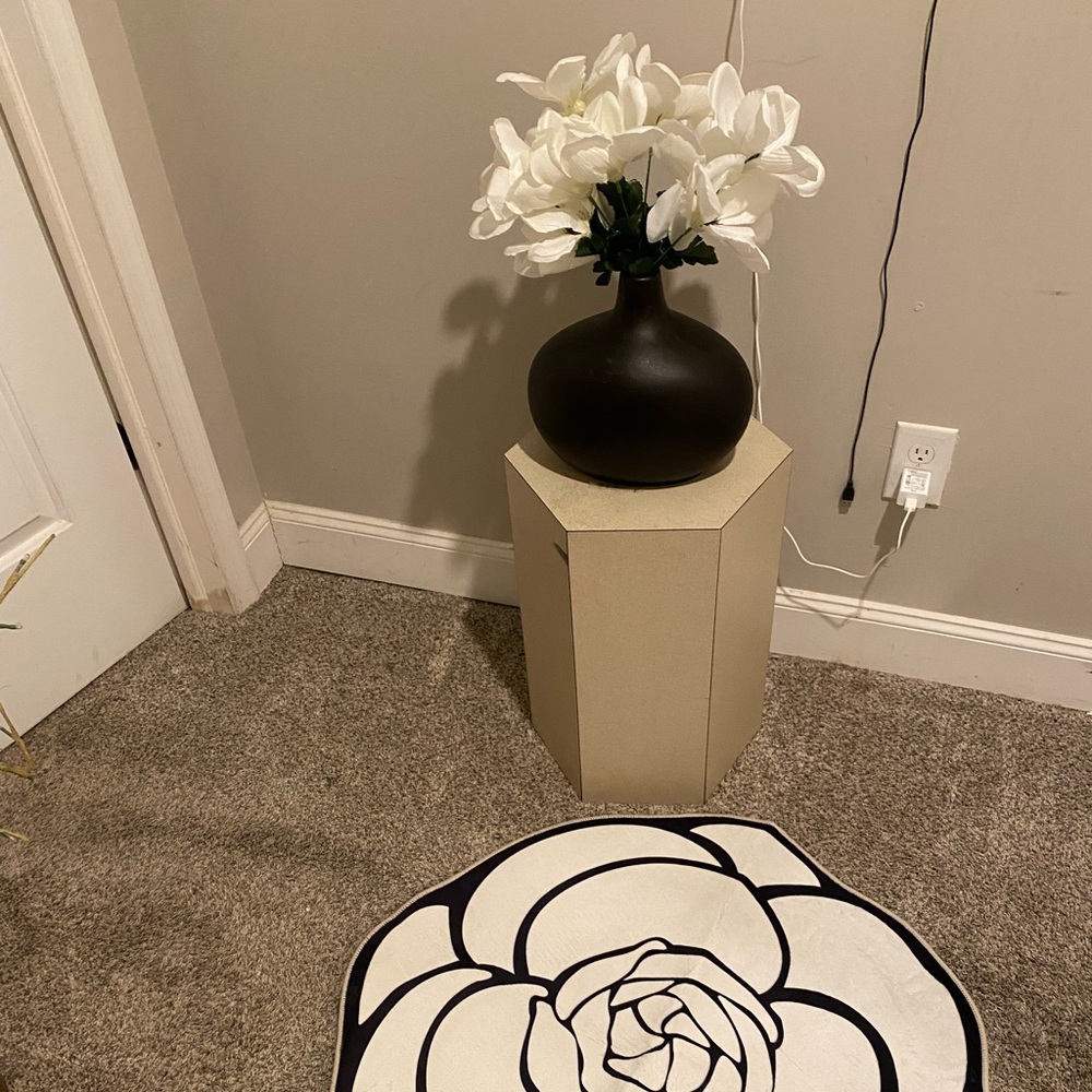 CREME&BLACK POTTERY VASE& AREA RUG